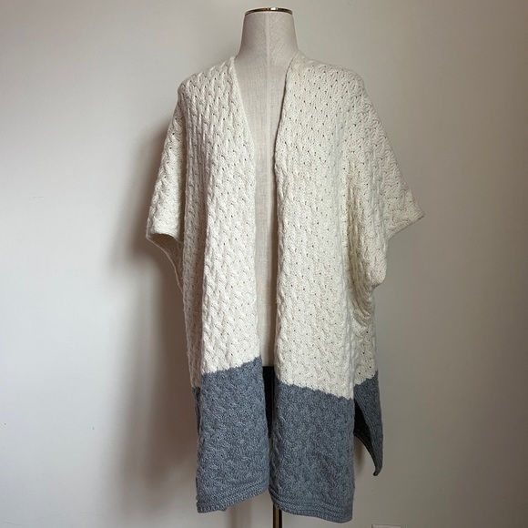 Aran Woollen Mills Color Blocked Sleeveless Cable Knit Cardigan Cream Grey O/S - Picture 1 of 5